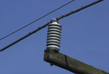 نانوپوشش روی مقره‌ها به ایمن‌تر شدن شبکه برق کمک می‌کند